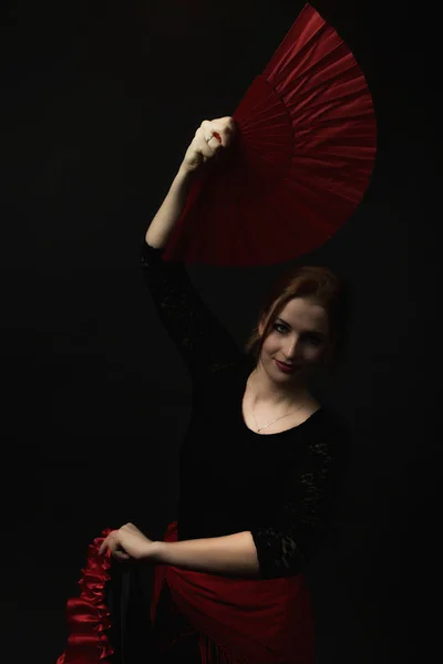Low Key Retrato Jovem Dançando Flamenco Segurando Ventilador Vermelho Sobre — Fotografia de Stock