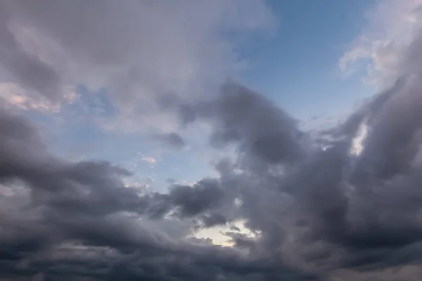 Ongebruikelijke Bewolkte Luchten Met Dramatische Grijze Wolken Met Wat Blauwe — Stockfoto