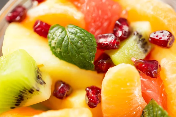 Fruktsallad Bakgrund Med Grapefrukt Mandariner Kiwi Granatäpple Och Mynta Blad — Stockfoto