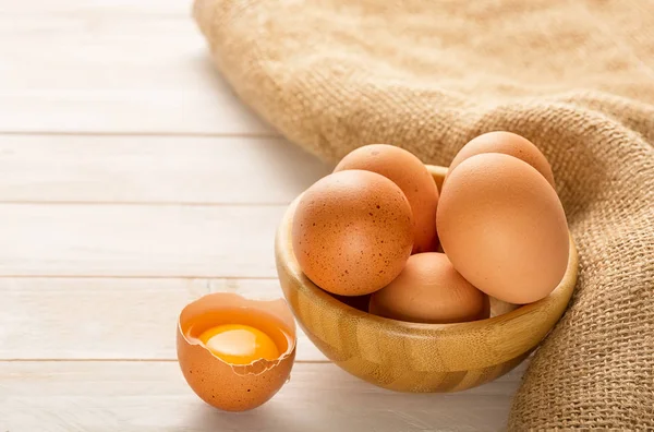 Rauwe Gele Kippeneieren Een Houten Kom Een Houten Achtergrond Healphy — Stockfoto