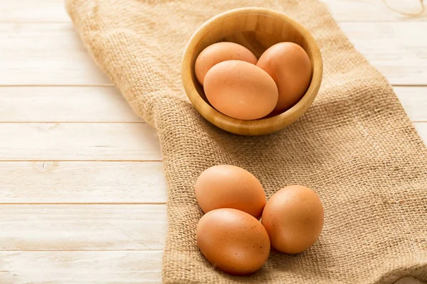 Rauwe Gele Kippeneieren Een Houten Kom Een Houten Achtergrond Healphy — Stockfoto