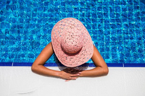 Schöne Junge Frau Schwimmbad Einem Sonnigen Sommertag — Stockfoto