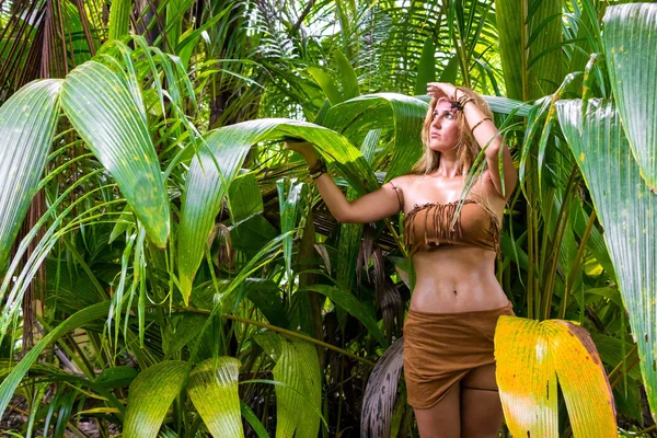 Divoká Žena Skrytá Zelené Džungli — Stock fotografie
