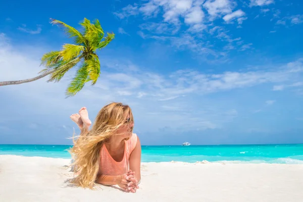 Donna Bionda Sulla Spiaggia Tropicale — Foto Stock