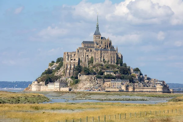 Nyári Kék Alatt Mont Saint Michel Szigethez Közeli Sós Réteken — Stock Fotó