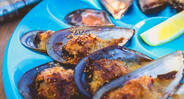 Gericht Aus Austern Und Muscheln Gekocht Und Roh Auf Einem — Stockfoto