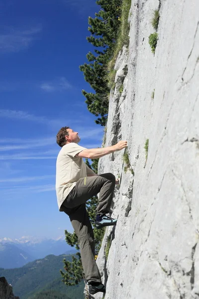 Człowiek Wspina Się Ścianę Skalną Górach Bawarii — Zdjęcie stockowe