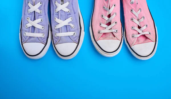 Dos Pares Zapatos Textiles Viejos Sobre Fondo Azul Espacio Vacío — Foto de Stock