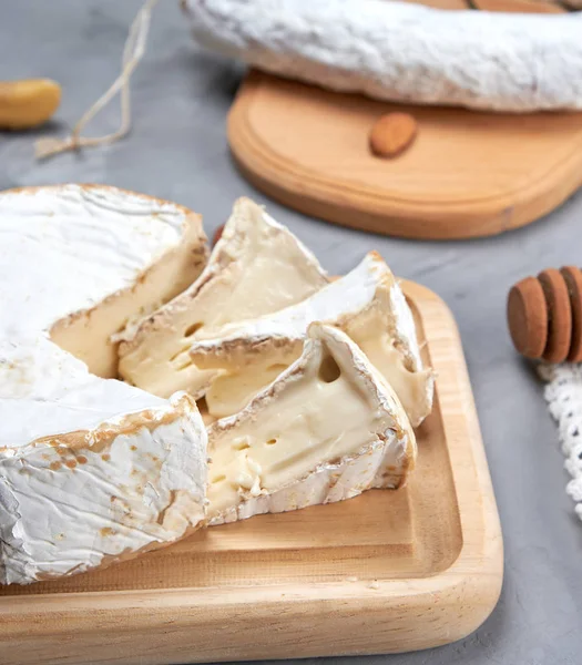 Brie Peyniri Bir Ahşap Kesme Tahtası Üzerinde Yakın Çekim — Stok fotoğraf
