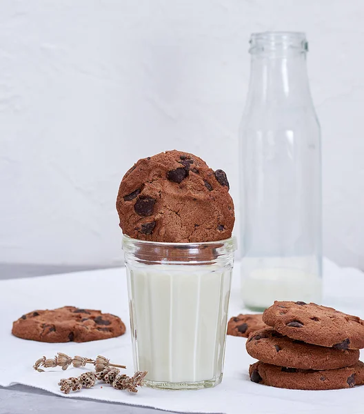 Полный Стакан Молока Круглое Шоколадное Печенье Пустая Бутылка Молока Позади — стоковое фото