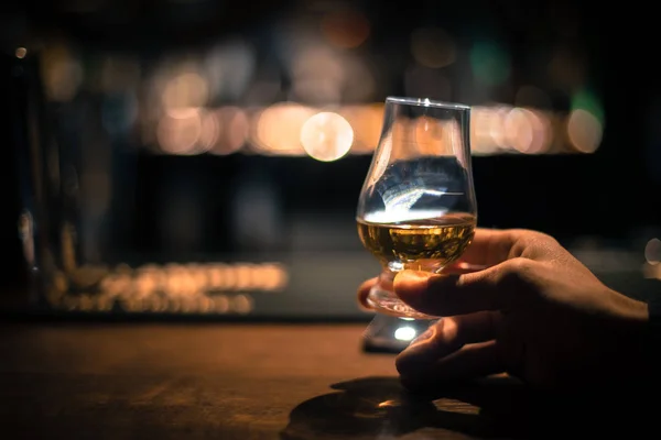 Glencairn シングルモルト ウイスキー グラスを持っている手のショットを閉じる — ストック写真