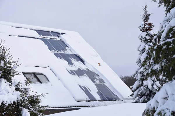 Met Sneeuw Bedekt Zonnestelsel Een Huis Winter — Stockfoto