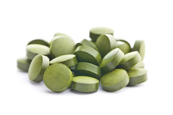 Gröna Chlorella Piller Eller Gröna Korn Piller Isolerade Vit Bakgrund — Stockfoto