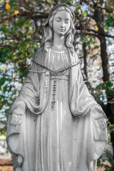 Maagd Maria Standbeeld Met Open Armen Onscherpe Achtergrond Een Blauwe — Stockfoto