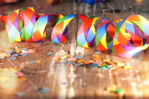 Coloridos Confeti Streamers Con Bokeh Madera Cangrejo Viejo Para Campo — Foto de Stock