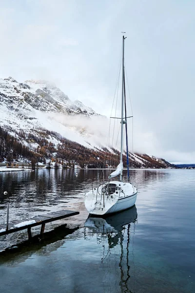 帆船停泊在西尔斯湖畔 多云的天空 — 图库照片