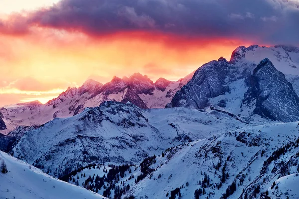 Bergtop Marmolada Bedekt Met Sneeuw Bij Zonsondergang Hete Rode Zon — Stockfoto