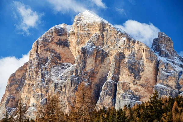 Nahaufnahme Der Schneebedeckten Berge Von Cortina Ampezzo Bei Tageslicht Italien — Stockfoto