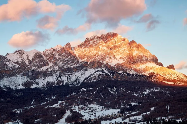 Nahaufnahme Der Schneebedeckten Berge Von Cortina Ampezzo Bei Sonnenuntergang Italien — Stockfoto