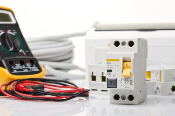 Disyuntores Automáticos Caja Distribución Cable Probador Digital Sobre Fondo Blanco — Foto de Stock
