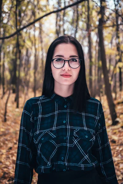 Porträtt Ung Kvinna Höstskogen — Stockfoto