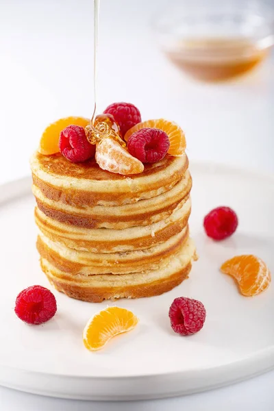 American Sweet Pilha Caseira Panquecas Pedaços Com Frutas Framboesa Mel — Fotografia de Stock