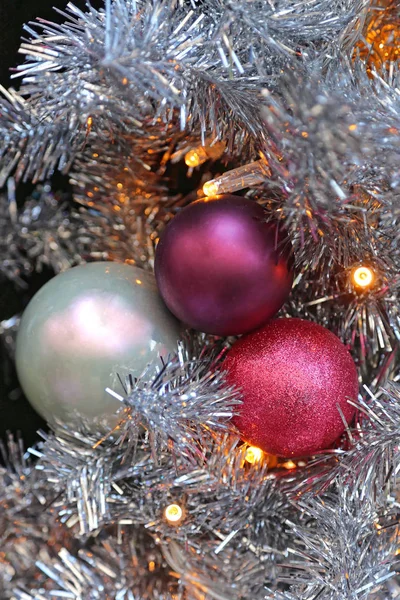 Gümüş Tinsel Noel Süslemeleri Dekorasyonu — Stok fotoğraf