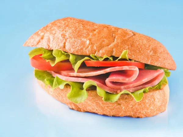 Свіжий Бутерброд Шинкою Сиром Помідорами Листям Салату Ізольовано Готово Їжі — стокове фото