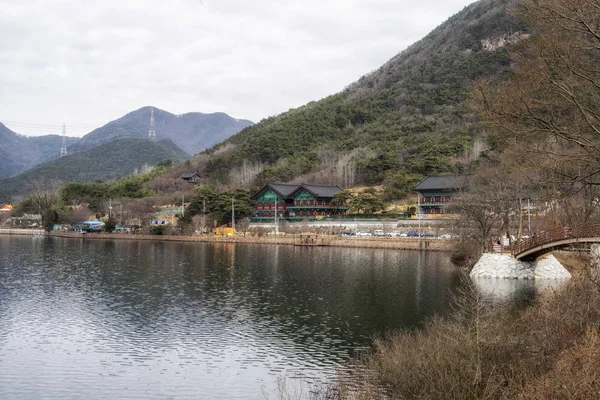 富平貯水池の寺院や周囲の歩道や自然 高峰貯水池は韓国全羅北道金堤市に位置しています — ストック写真