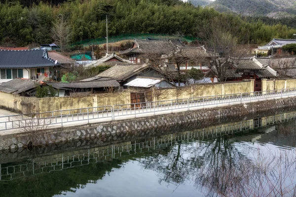 观塘水塘公园及周围环境下的乡郊韩国农舍 Geumpyeong水库位于韩国Jeollabukdo省Gimje — 图库照片