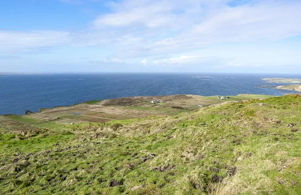 アイルランド西部のコンネマラ地方のスカイロード周辺の牧歌的な海岸風景 — ストック写真