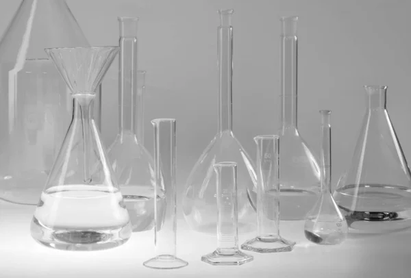 Utbud Delvis Fyllda Laboratorieglas — Stockfoto