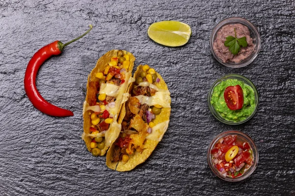 Ikhtisar Taco Panggang Dengan Salsa — Stok Foto