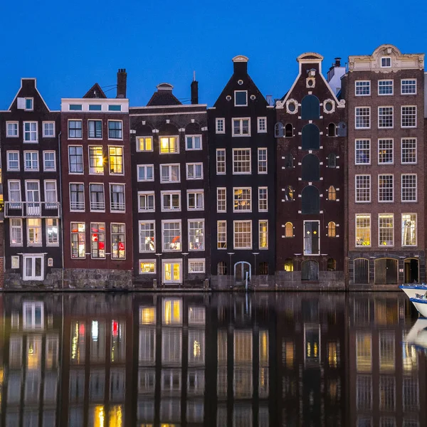 在整个荷兰 你可以找到运河上的特色房子 — 图库照片