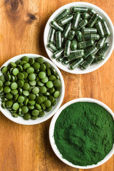 Grüne Chlorella Pillen Oder Grüne Gerste Pillen Und Pulver — Stockfoto