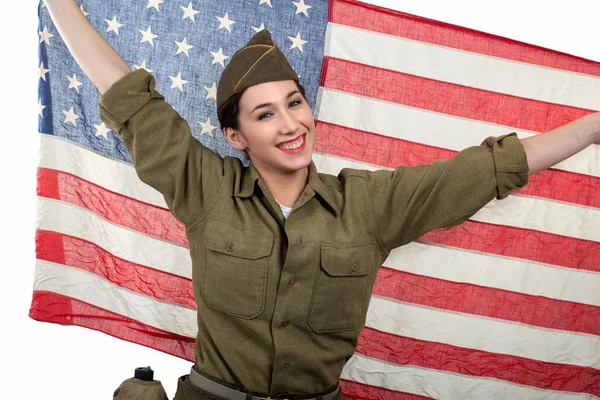 Όμορφη Νεαρή Γυναίκα Στολή Wwii Μας Μια Αμερικανική Σημαία — Φωτογραφία Αρχείου