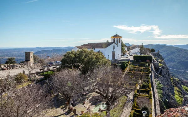 白色教会和山花园风景的 Medival 村庄马尔沃葡萄牙 — 图库照片