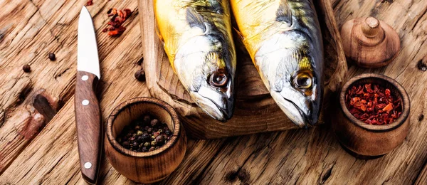Mutfak Güvertesinde Füme Balık Uskumru Akdeniz Yemeği — Stok fotoğraf