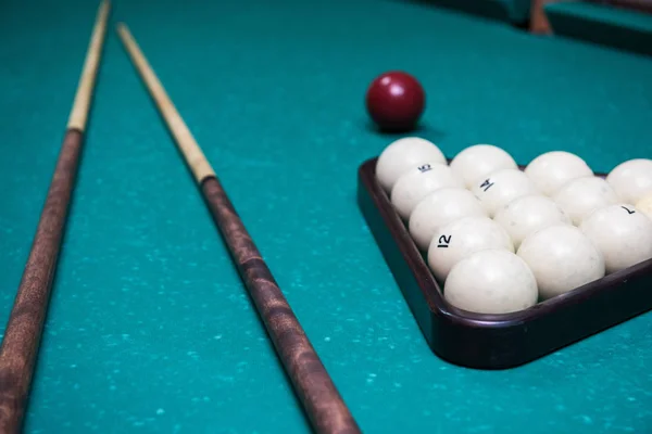 Ρωσικό Τραπέζι Μπιλιάρδου Μπάλες Και Cue Sticks Πράσινο Φόντο — Φωτογραφία Αρχείου