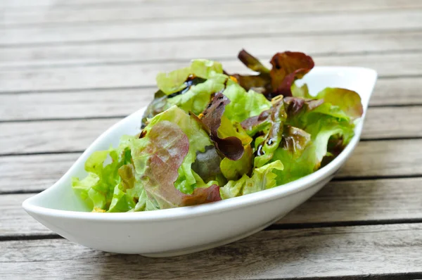 Verse Salade Een Houten Tafel — Stockfoto