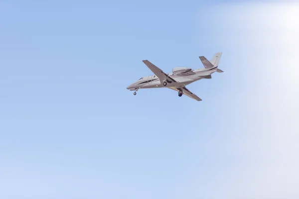 Güneşli Bir Yaz Gününde Mavi Gökyüzünde Uçan Bir Jet Uçağı — Stok fotoğraf