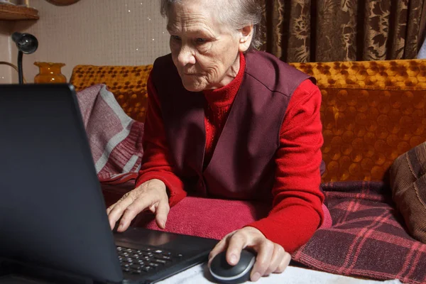 Mujer Muy Vieja Usando Ordenador Portátil Sentado Sofá — Foto de Stock