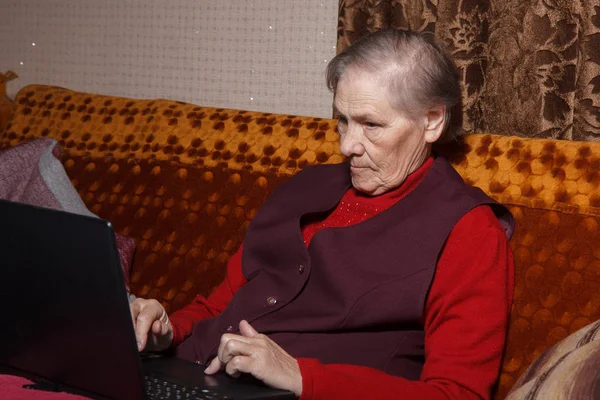 Mulher Muito Velha Usando Laptop Sentado Seu Sofá — Fotografia de Stock