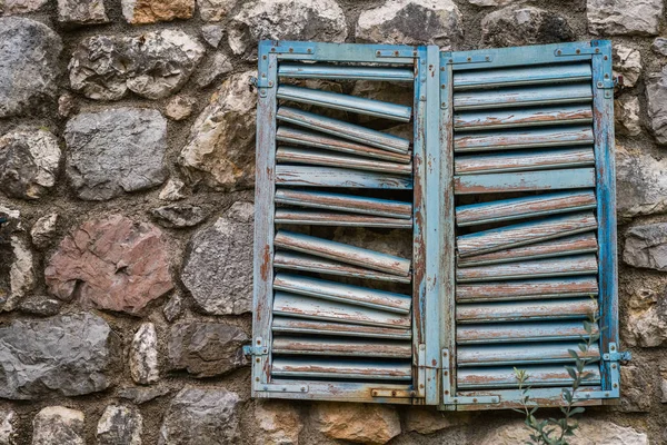 Fechado Danificado Janela Madeira Azul Obturador Parede Edifício Antigo — Fotografia de Stock