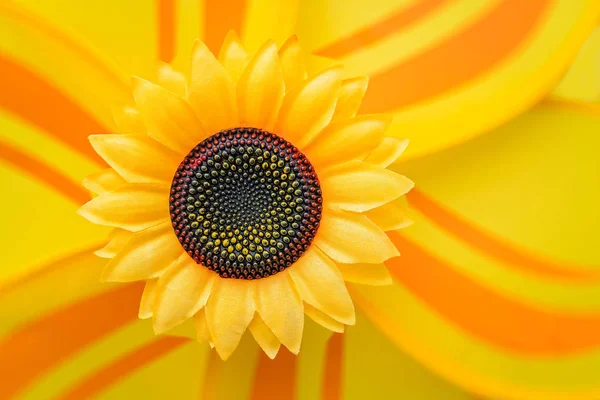 Gran Abanico Girasol Artificial Amarillo Con Fondo Amarillo Naranja Desenfocado —  Fotos de Stock