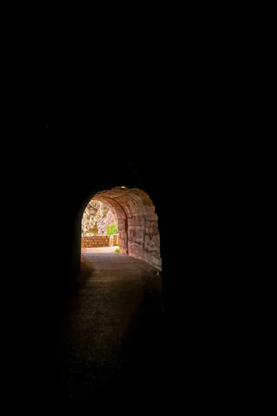 Túnel Oscuro Cortado Los Acantilados Rocosos Orillas Del Mar Sendero —  Fotos de Stock