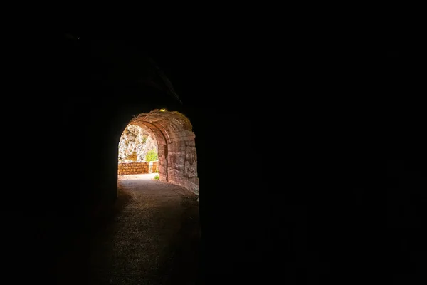 Тёмный Туннель Вырубленный Скалистых Скалах Тропинке Бухте Петровац Побережье Черногории — стоковое фото
