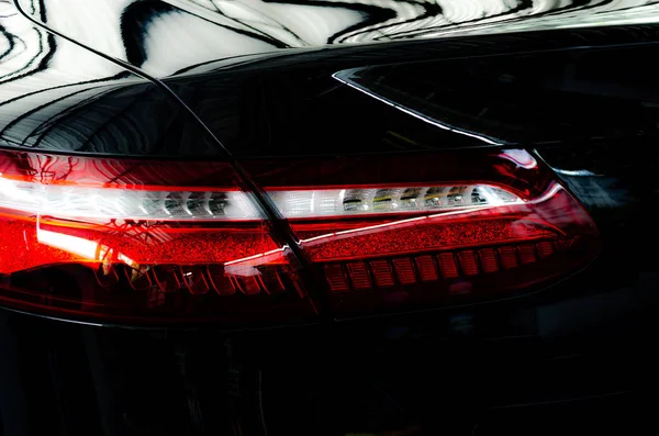 Luxusauto Rücklicht Auf Schwarzem Hintergrund — Stockfoto