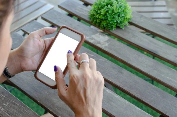 Mujer Sosteniendo Teléfono Inteligente Con Pantalla Escritorio Blanco — Foto de Stock