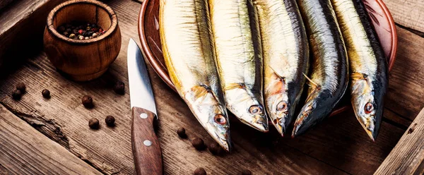 Mutfak Tahtasındaki Iştah Açıcı Füme Balık Saury Baharatlı Balık — Stok fotoğraf